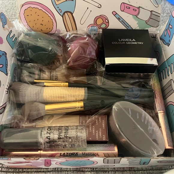 Venshun Illustrated Makeup Organizer Box with makeup kit - Picture 12 of 13